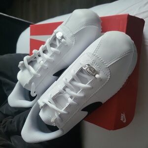 Nike cortez 4.5y white black